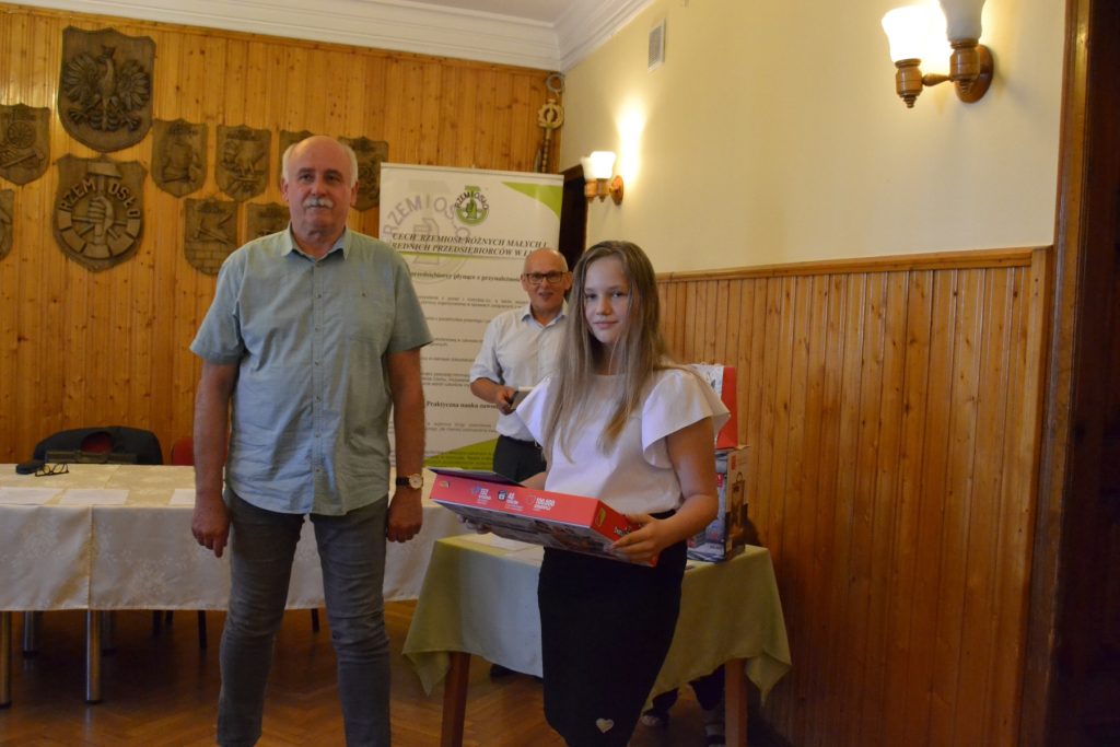 Sala Domu Rzemiosła w Lipnie z herbami cechowymi na ścianie